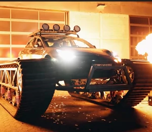 Ces YouTubeurs transforment une Tesla Model 3 en... tank